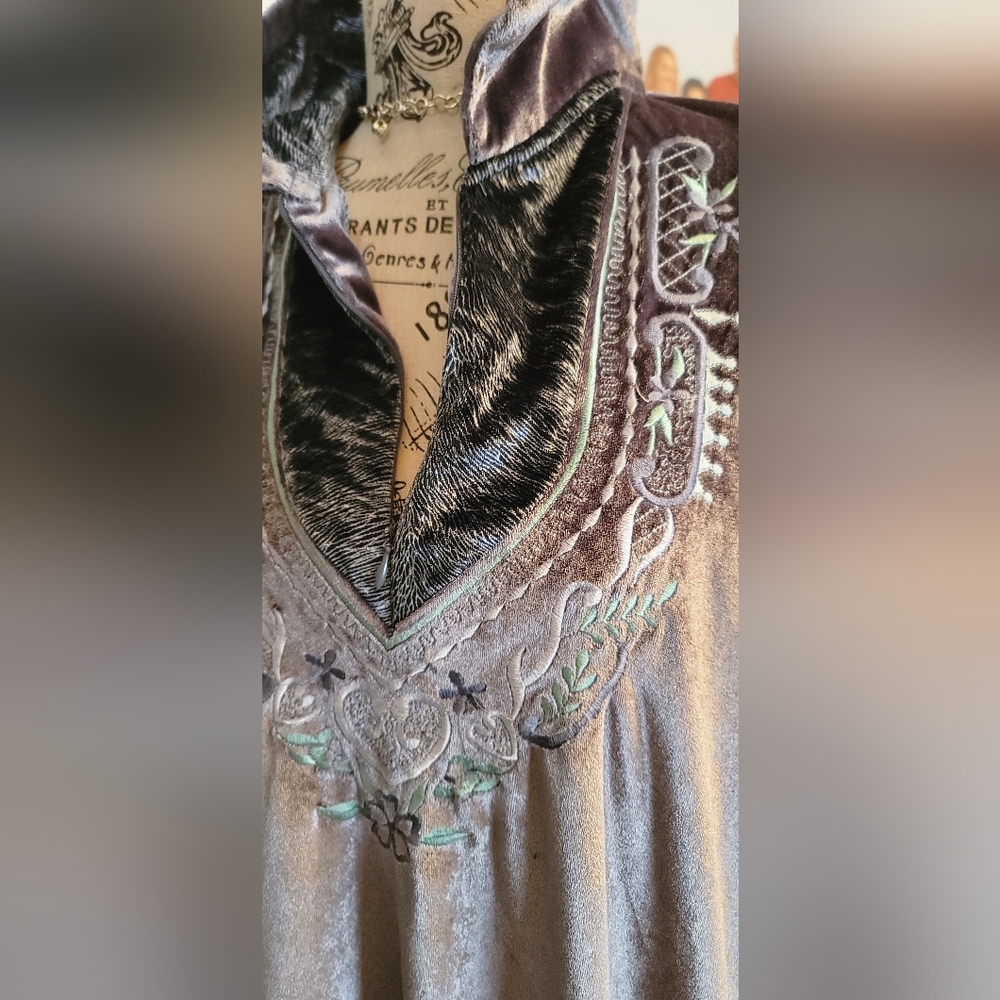 Chic Velvet Robe in Silver Gray - Picture 4 of 12